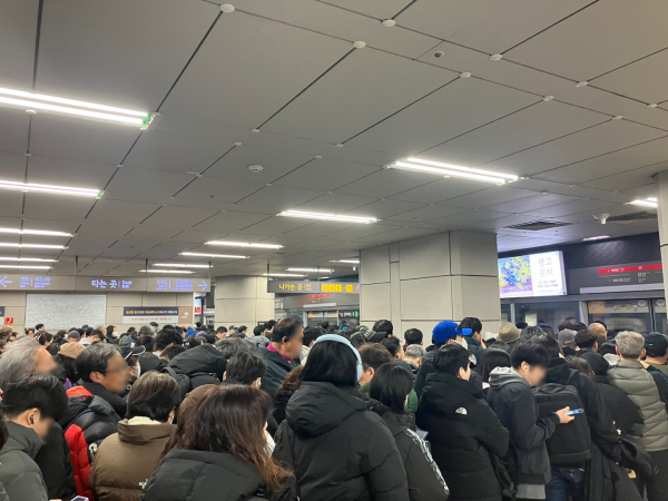 지난 7일 오후 2시께 당산역 9호선에는 윤석열 대통령 퇴진 집회에 참석하는 등 국회 방향으로 가려는 인파가 승강장을 가득 메우고 있다. [사진=안수교 기자]
