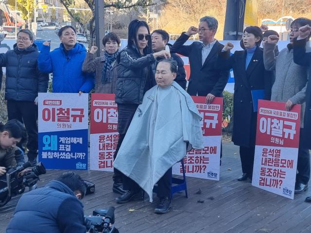 이정훈 위원장이 지난 6일 오후 동해시 천곡동 시청로타리 인근에서 삭발식을 거행하고 있다 사진이동원 기자