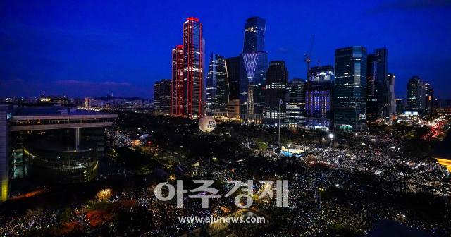 7일 오후 서울 여의도 국회 앞에서 열린 내란죄 윤석열 퇴진 국민주권 실현 사회대개혁 범국민촛불대행진에서 참석자들이 손팻말을 들고 구호를 외치고 있다 20241207사진유대길 기자 dbeorlf123ajunewscom