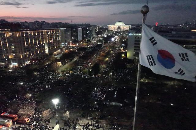 [탄핵 부결 후폭풍] 촛불 켜진 광장...韓경제 등불은 꺼져간다 