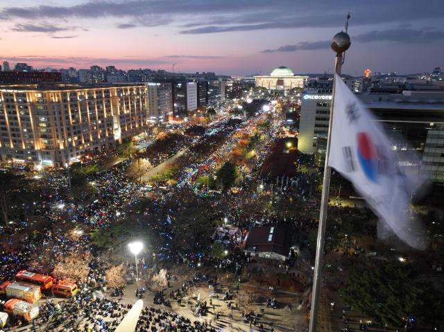 7일 오후 서울 여의도 국회 앞에서 열린 내란죄 윤석열 퇴진 국민주권 실현 사회대개혁 범국민촛불대행진에 수많은 시민들이 모여 도로를 가득 메우고 있다사진연합뉴스