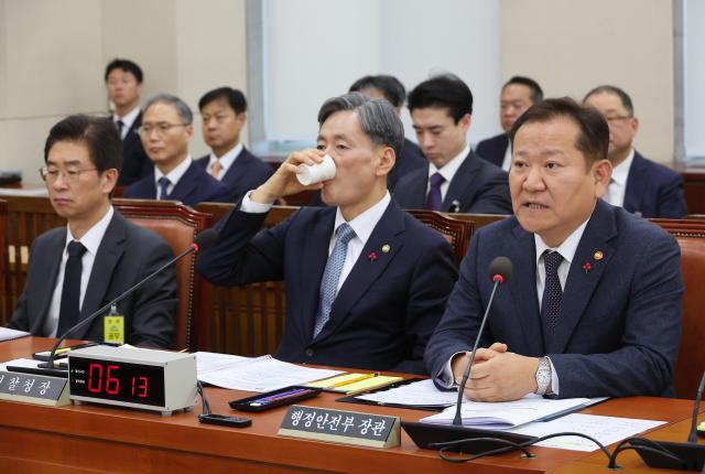 이상민 행정안전부 장관이 지난 5일 국회에서 윤석열 대통령의 비상계엄 선포·해제 경위와 관련 현안 질의를 위해 열린 행정안전위원회 전체회의에서 발언하고 있다 사진연합뉴스