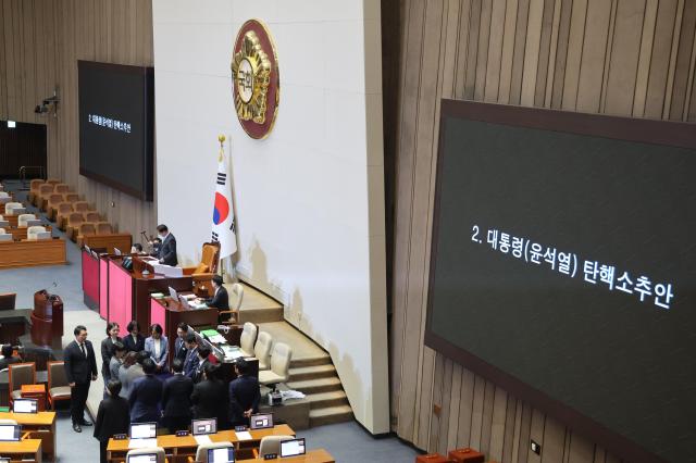 우원식 국회의장이 지난 7일 오후 국회 본회의에서 윤석열 대통령의 탄핵소추안에 대해 의결 정족수 부족으로 투표 불성립을 선언하고 있다 사진연합뉴스