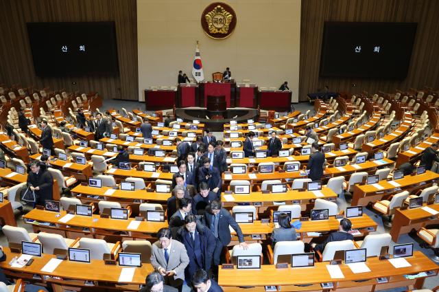 우원식 국회의장이 7일 국회 본회의에서 윤석열 대통령 탄핵소추안에 대해 의결 정족수 부족으로 투표 불성립을 선언하면서 의원들이 본회의장을 나가고 있다 사진연합뉴스