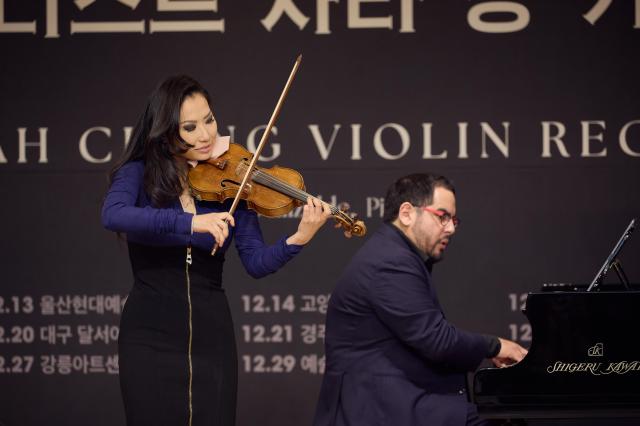 사라 장이 12월 9일 서울 서초구 코스모스 아트홀에서 열린 기자간담회에서 연주를 하고 있다 사진크레디아