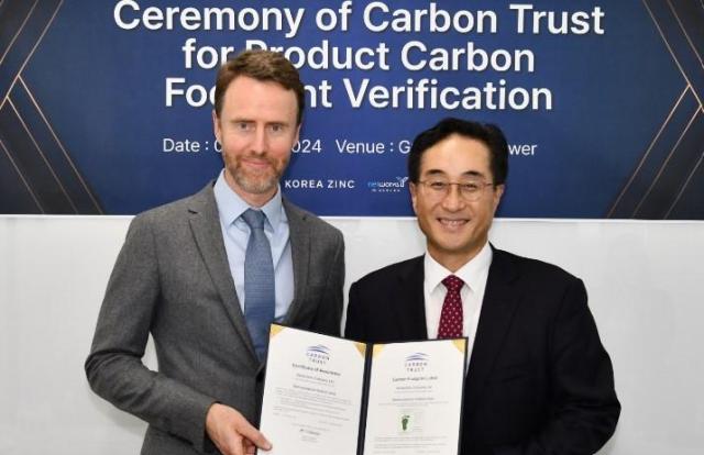 Tom Cumberlege 英 Carbon Trust 인증본부 이사왼쪽와 김기준 고려아연 지속가능경영본부장오른쪽이
탄소발자국 인증서 수여식에서 기념촬영을 하고 있다 사진고려아연