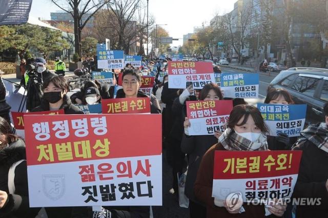 서울대병원 전공의협의회 비상대책위원회 주최로 8일 서울 종로구 대학로에서 열린 젊은 의사 의료계엄 규탄 집회에서 사직 전공의 등 젊은 의사들이 계엄 규탄 및 의료개혁 철폐를 촉구하고 있다 사진연합뉴스