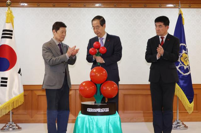 한덕수 국무총리가 9일 서울 종로구 정부서울청사에서 열린 사랑의 열매 전달식에서 사랑의 열매 김병준 회장으로부터 사랑의 열매 모형을 전달 받고 있다 사진연합뉴스