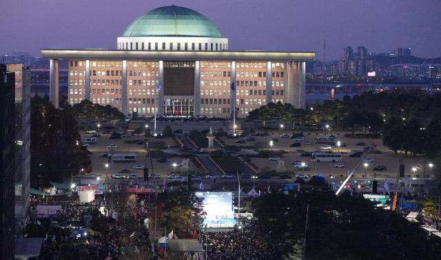 7일 오후 서울 여의도 국회 앞에서 열린 내란죄 윤석열 퇴진 국민주권 실현 사회대개혁 범국민촛불대행진에서 참석자들이 손팻말을 들고 구호를 외치고 있다 20241207사진유대길 기자 dbeorlf123ajunewscom