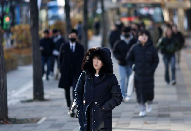 아침 영하권 추위를 보인 3일 서울 덕수궁 인근에서 시민들이 길을 걷고 있다사진연합뉴스