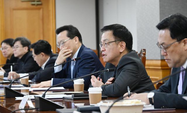 チェ・サンモク副総理兼企画財政部長官が10日、全国銀行連合会館で緊急マクロ経済・金融懸案懇談会を主宰している 写真企画財政部