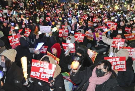 [아주돋보기] 꺼지지 않는 K팝 아이돌 응원봉…외신도 눈여겨 본 K집회