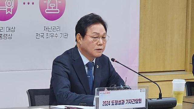 박완수 경남도지사는 10일 오전 경남도청에서 열린 기자회견에서 올 한 해 도정 성과를 돌아보며 직원들의 노고를 치하했지만 이후 이어진 기자들의 질문은 도정 성과가 아닌 최근 논란이 된 명태균 씨와 관련된 의혹에 집중됐다사진박연진 기자