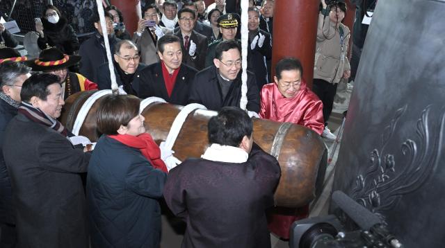 대구시는 성탄절 제야의 타종행사 해맞이 행사 등 연말연시를 맞이해 다중운집 인파 사고를 대비한 안전관리를 실시하며 지난 1월 1일 타종행사이다 사진대구시