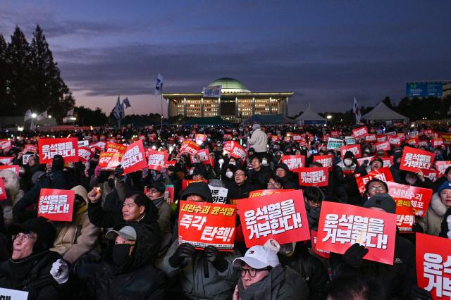 7일 국회 앞에서 윤석열 대통령에 대한 탄핵 시위에 참가하고 있는 시민들사진AFP연합뉴스