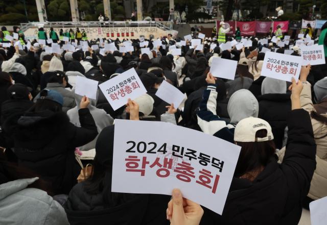 동덕여대가 공학 전환을 논의했다고 알려지며 학생들이 반대 시위를 이어가고 있는 지난달 20일 오후 서울 성북구 동덕여대 학생들이 교내 운동장에서 학생총회를 열고 총장 직선제와 관련 찬반투표를 하고 있다 사진연합뉴스