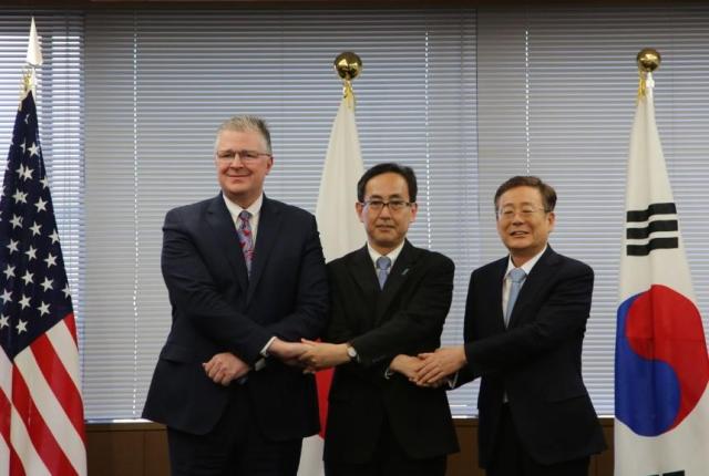 조구래가운데 외교부 외교전략정보본부장과 대니얼 크리튼브링크왼쪽 미국 국무부 동아태 차관보 나마즈 히로유키 일본 북핵대표가 지난 9일 일본 도쿄에서 만나 손을 맞잡고 있다 사진주일 한국대사관