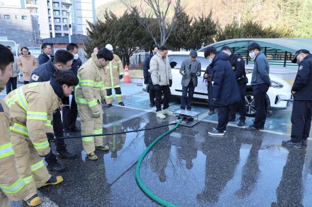 전기차 화재 진압 훈련 장면 사진강원랜드