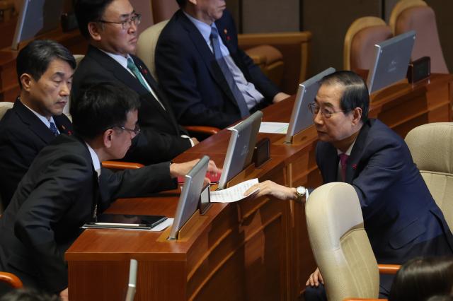 예산안 통과 후 대화하는 한덕수 총리와 최상목 부총리 사진연합뉴스