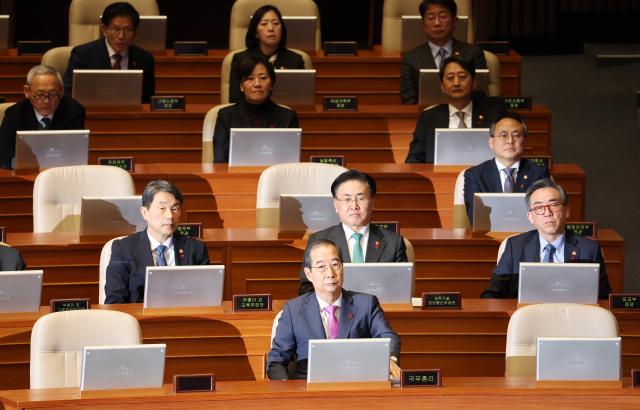 한덕수 국무총리와 국무위원들이 지난 10일 서울 여의도 국회에서 열린 2025년도 예산안을 표결하는 본회의에 참석하고 있다 사진연합뉴스