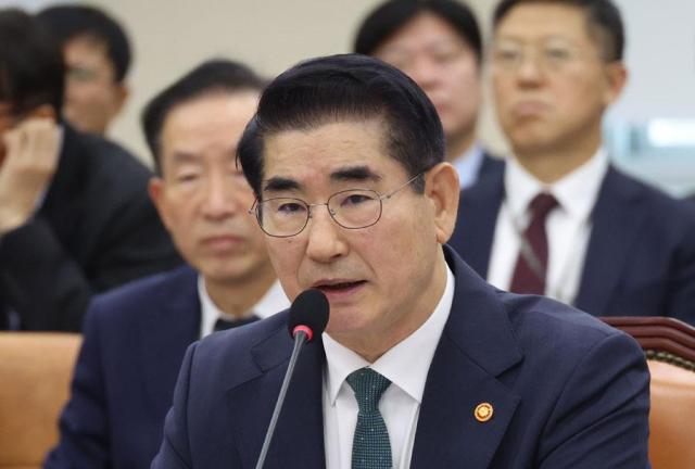 Former defense minister Kim Yong-hyun answers questions from lawmakers during the National Assembly Defense Committees plenary session held on Nov 28 Yonhap