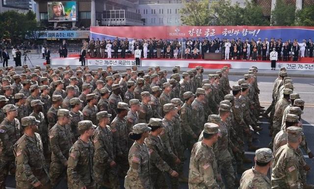 건군 76주년 국군의날 시가행진이 열린 지난 10월 1일 서울 광화문 광장 관람 무대 앞을 주한미군 제대가 이동하고 있다 사진연합뉴스