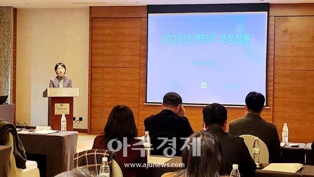 김윤희 코트라 칭다오무역관장이 10일 중국 옌타이 힐튼호텔에서 열린 세미나에서 인사말을 전하고 있다사진옌타이한인상공회 회원