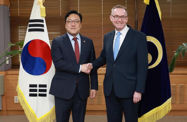 김병환 금융위원장왼쪽이 11일 오전 서울 종로구 정부서울청사에서 콜린 크룩스 주한 영국대사와 면담을 가졌다 사진 금융위원회