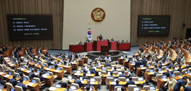 박정 국회 예산결산특별위원장이 10일 오후 서울 여의도 국회에서 열린 본회의에서 2025년도 예산안 심사보고를 하고 있다 20241210 사진유대길 기자 dbeorlf123ajunewscom