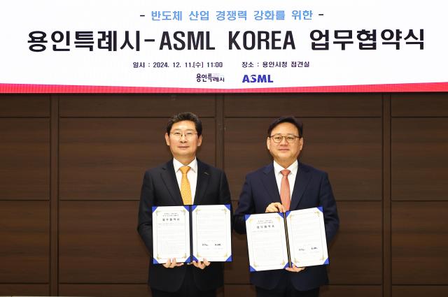 이상일 시장왼쪽이 최한종 ASML KOREA 대표이사와 협약 후 기념촬영을 하고 있다사진용인시