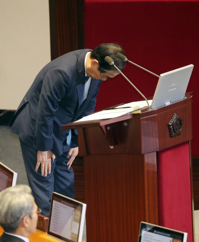 한덕수 국무총리가 11일 오후 윤석열 대통령 위헌적 비상계엄 선포 내란행위 관련 긴급 현안질문이 진행되는 국회 본회의에서 고개숙여 사과하고 있다 사진연합뉴스