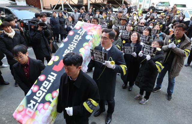 윤석열정권 퇴진 부산비상행동 소속 회원들이 11일 오후 부산 수영구 국민의힘 부산시당 앞에서 국민의힘 사망선고 장례식 퍼포먼스를 펼치고 있다 사진연합뉴스