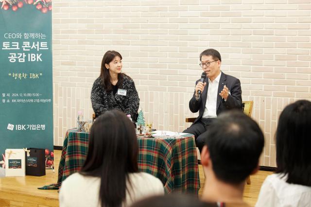 김성태 IBK기업은행장오른쪽이 10일 서울 중구 IBK파이낸스타워에서 열린 토크 콘서트에 참석해 직원들과 대화하고 있다 사진IBK기업은행