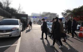 Police attempt raid on presidential office, face standoff