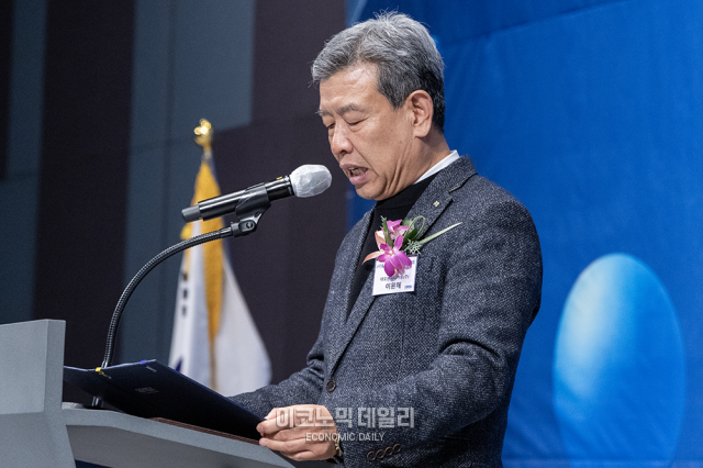 11일 오후 경기도 수원시 라마다프라자 수원호텔 그랜드볼룸에서 개최된 ‘2024년 경기중소기업인의 날’ 행사에서 이원해 경기중소벤처기업연합회장이 인사말을 하고 있다 사진박명섭 기자 