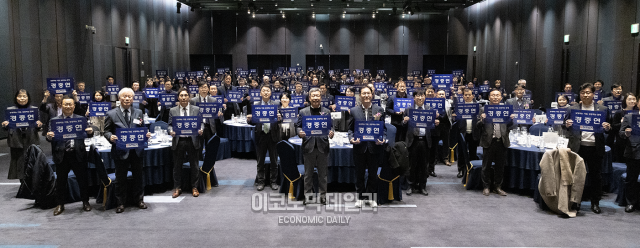 11일 오후 경기도 수원시 라마다프라자 수원호텔 그랜드볼룸에서 개최된 ‘2024년 경기중소기업인의 날’ 행사에서 참석자들이 기념 촬영 하고 있다 사진박명섭 기자 