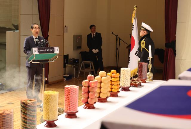 한덕수 국무총리가 12일 서울 동작구 서울현충원 현충관에서 열린 2024년 6·25 전사자 발굴유해 합동봉안식에서 추모사를 하고 있다 사진연합뉴스