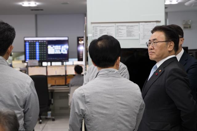 유상임 과학기술정보통신부 장관이 12일 KT 네트워크 관제센터에서 통신 트래픽 급증 및 통신장애에 대한 대응 상황을 점검하고 있다 사진과학기술정보통신부