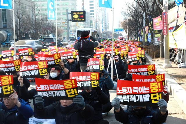 2천명의 박달준공업지역 향토기업 노동자 연대 일원이 대규모 시위에 참여하고 있는 모습이다