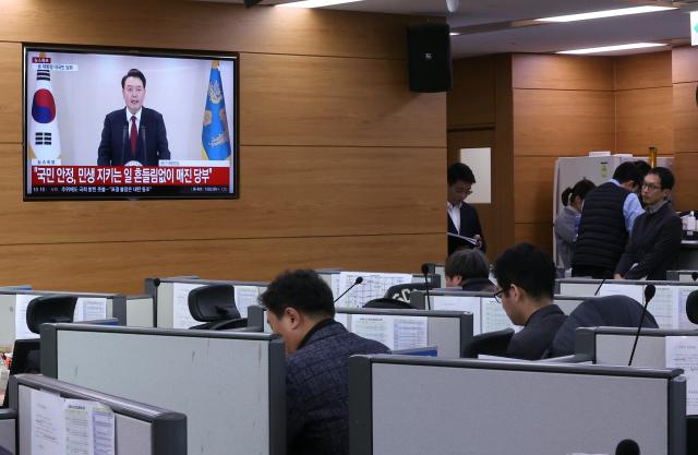 12일 오전 정부세종청사 농림축산식품부 기자실에서 열릴 예정이던 브리핑이 윤석열 대통령의 담화로 잠시 지연되고 있는 가운데 공무원들과 기자들이 TV를 통해 담화 내용을 지켜보고 있다 사진연합뉴스