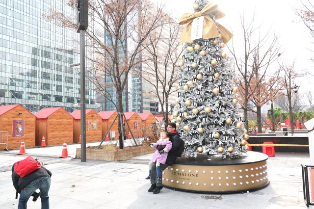 Visitors take photos at the Christmas tree in Gwanghwamun Plaza Seoul Dec 13 2024 AJP Han Jun-gu