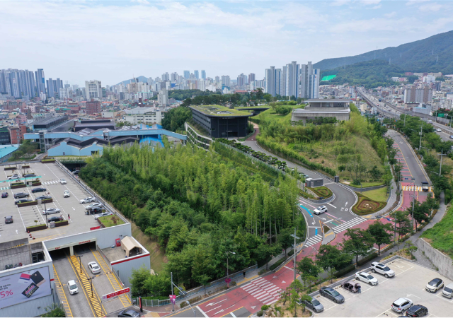 부산시가 수영구에 위치한 복합문화공간 ‘F1963’의 야외 정원을 제1호 민간정원으로 지정하며 정원문화 확산의 새로운 전환점을 마련했다  사진부산시