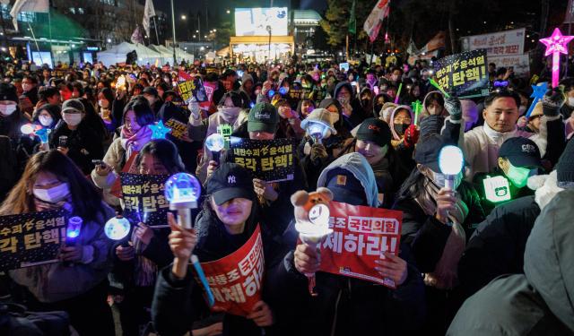 지난 11일 오후 서울 여의도 국회 앞에서 열린 윤석열 대통령 탄핵 촉구 촛불 집회 참가 시민들이 촛불과 응원봉을 들고 국민의힘 당사를 향해 행진하고 있다 사진연합뉴스
