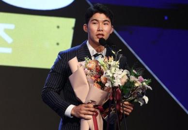 [2024 KBO 골든글러브] 메이저리그 도전 김혜성, 3년 연속 2루수 황금장갑 수상…36년 만의 대기록 작성