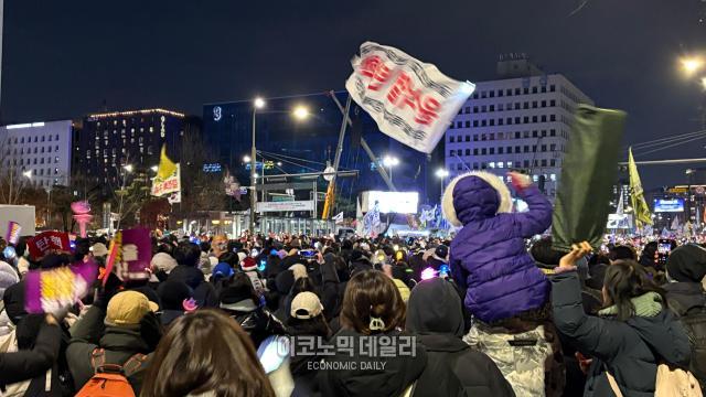 윤석열 퇴진을 촉구하기 위해 국회 앞 집회에 참여한 시민들 중엔 자녀와 함께 온 사람들도 많았다 사진박연수 기자