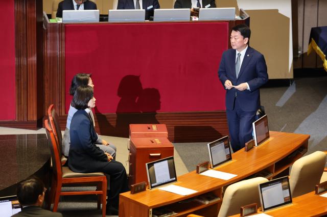 국민의힘 안철수 의원이 7일 국회 본회의장에서 대통령 탄핵소추안 투표를 하고 있다 사진연합뉴스