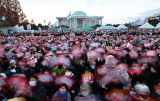 汝矣岛集会冲击地铁客流 首尔14日严阵以待应对弹劾表决