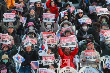 [포토] 광화문 일대 가득 채운 탄핵 반대 목소리