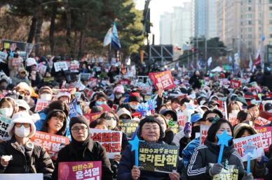 [포토] 즉각 탄핵 요구하는 시민들