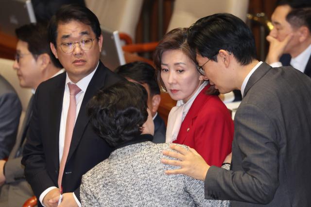 나경원 국민의힘 의원이 10일 오후 국회 본회의장에서 배준영 조정훈 조배숙 의원 등과 대화하고 있다 사진연합뉴스